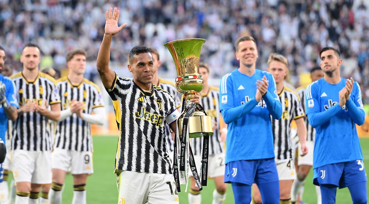 Alex Sandro saluta con in mano la Coppa Italia