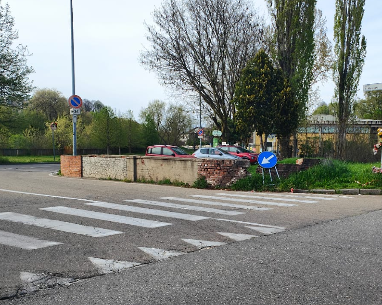 Incidente distrugge muretto: «Dopo 2 anni verrà riparato»