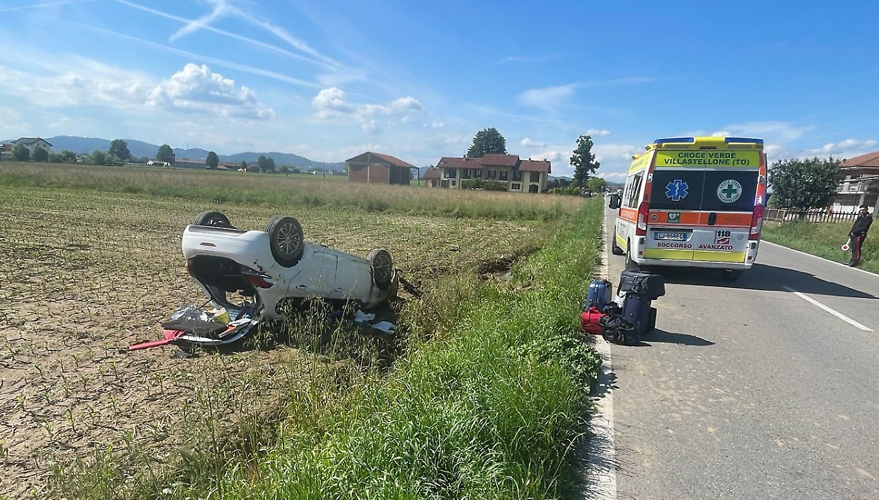 Perde il controllo del veicolo, l'auto si cappotta e finisce nel campo