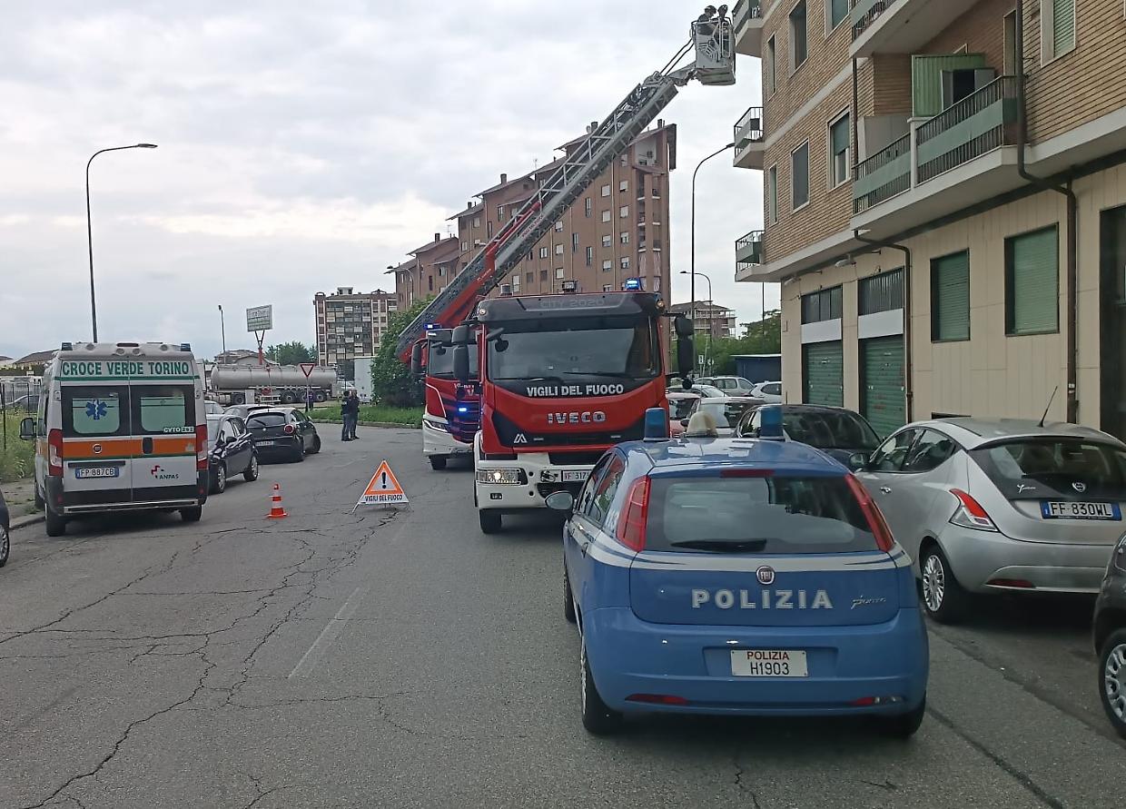 Paura a Torino, una bimba di 3 anni resta sola in casa e rischia di cadere dalla finestra