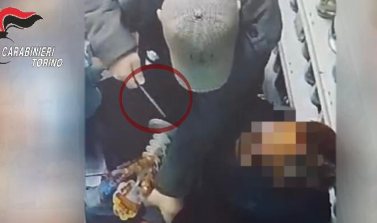 Rapina i passanti con il coltello, arrestato un ragazzo di 20 anni