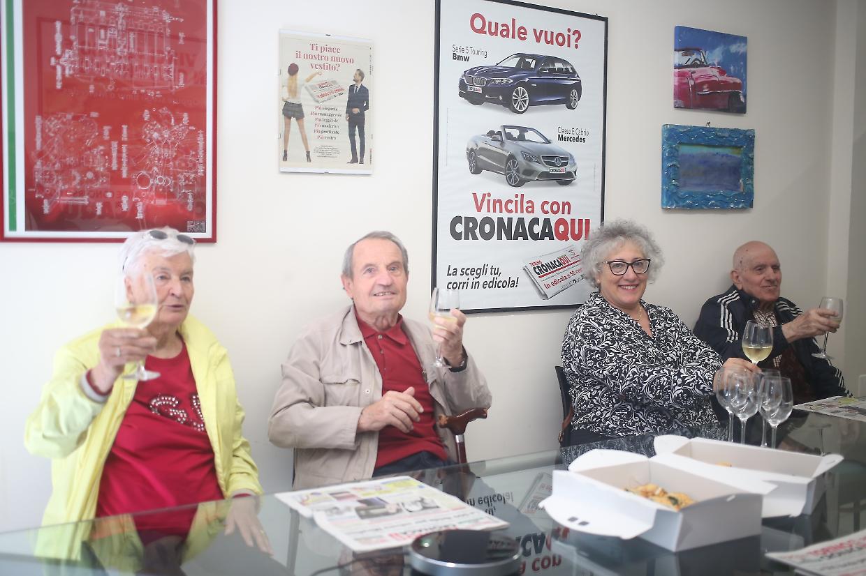 Da sinistra: la signora Franca, Gianni e Rita (figlia di Giovanni, il terzo vincitore in fondo a destra)