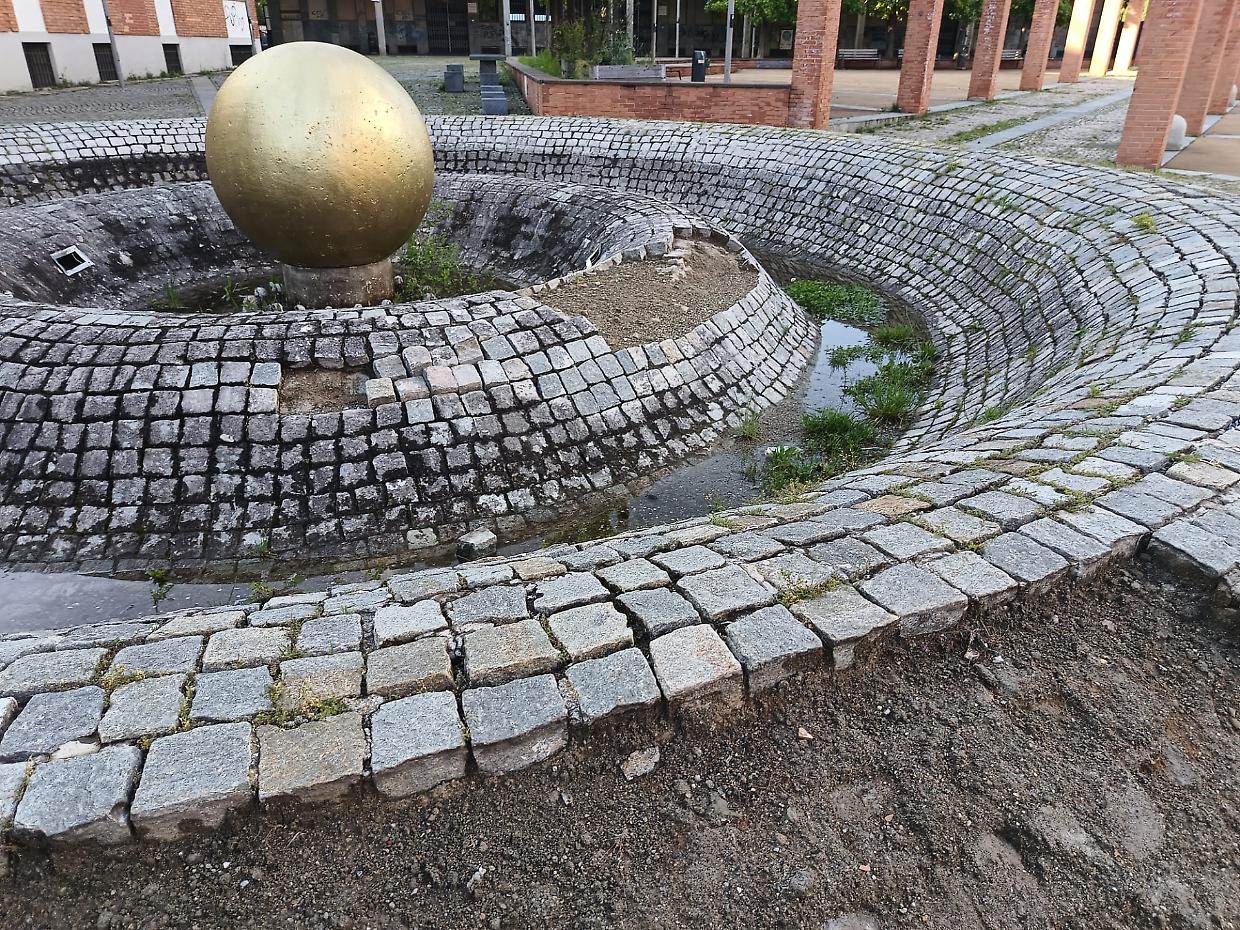 La storica fontana dimenticata: «Sta cadendo in mille pezzi»