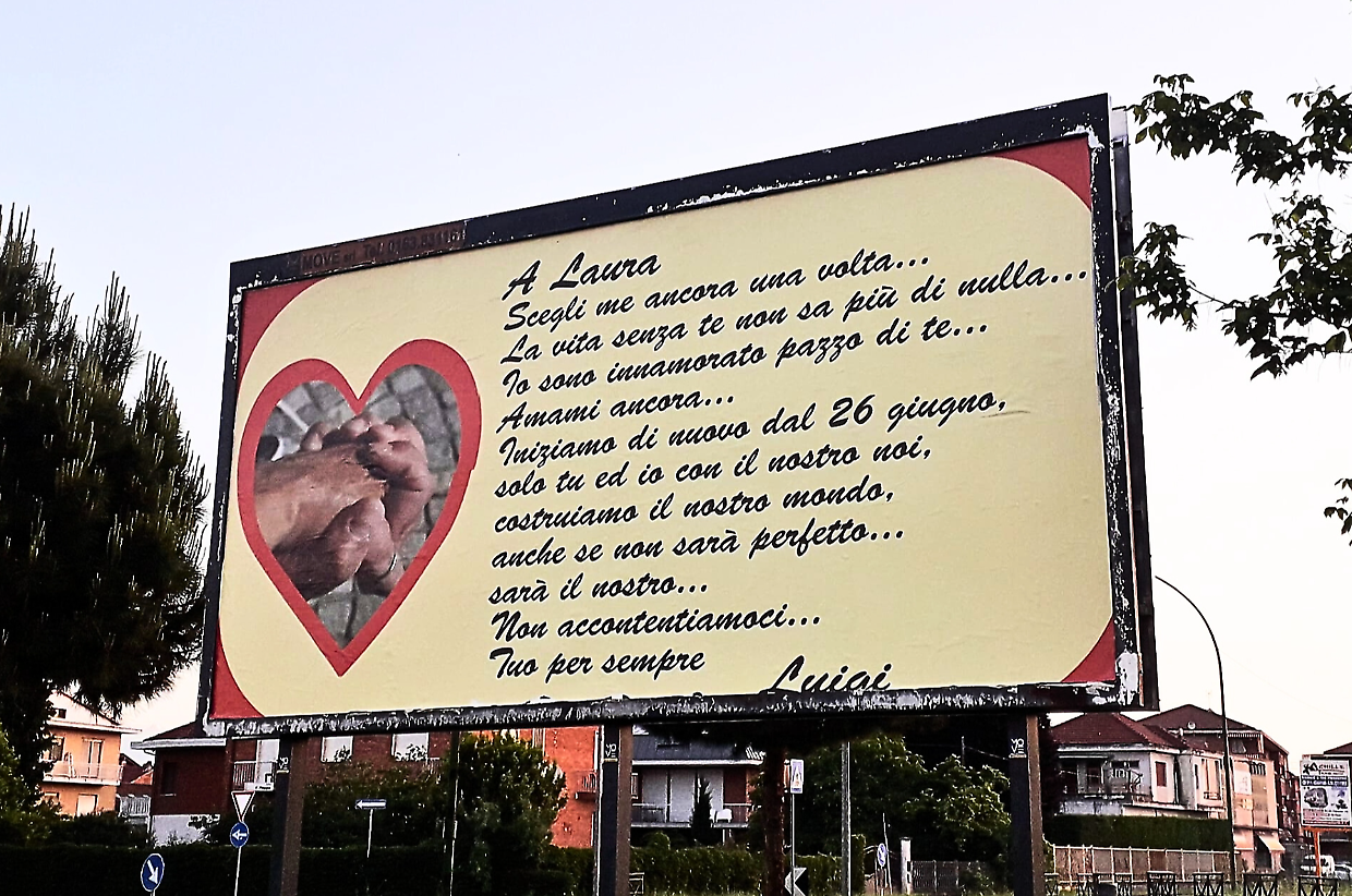 Il cartellone affisso a Leinì da Luigi per chiedere a Laura di avere una seconda possibilità