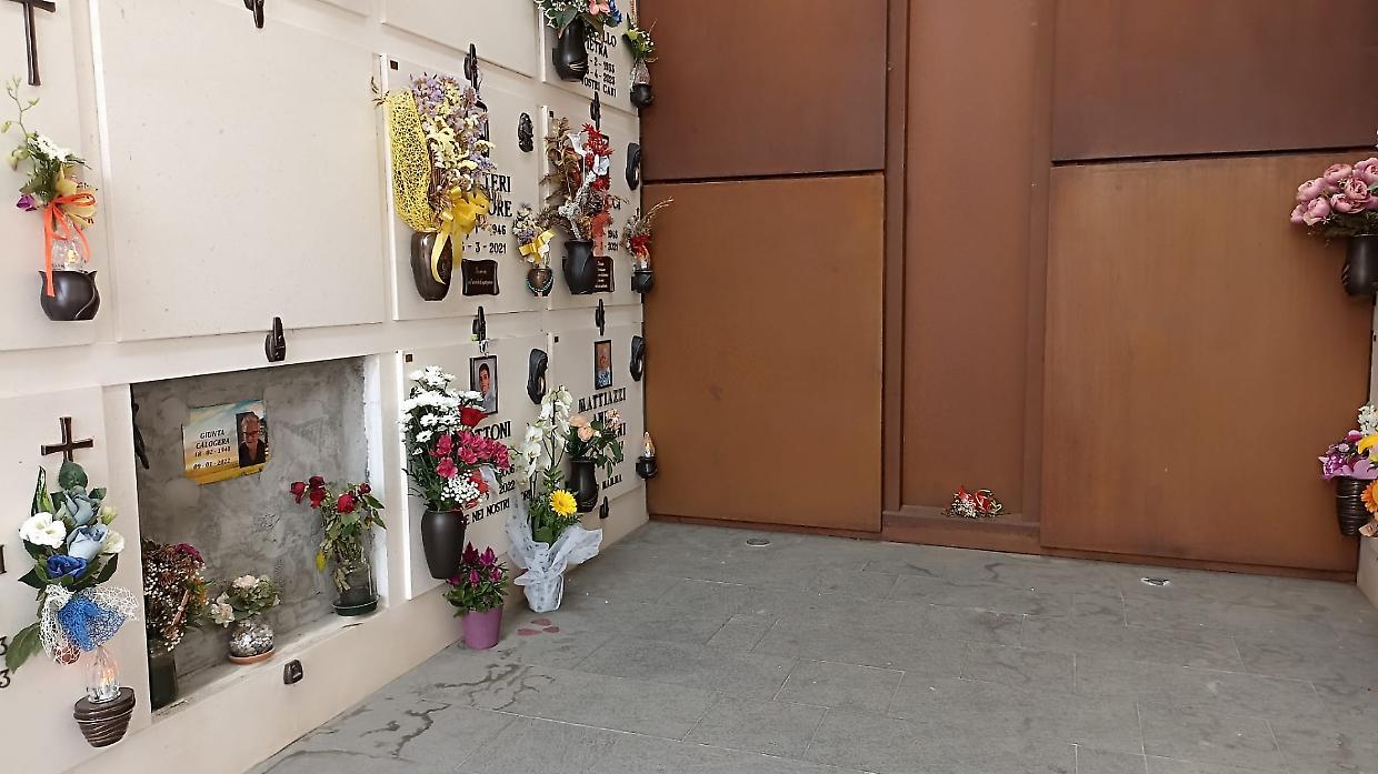Al cimitero il dipendente troppo zelante fa sparire oggetti e biglietti dalle tombe