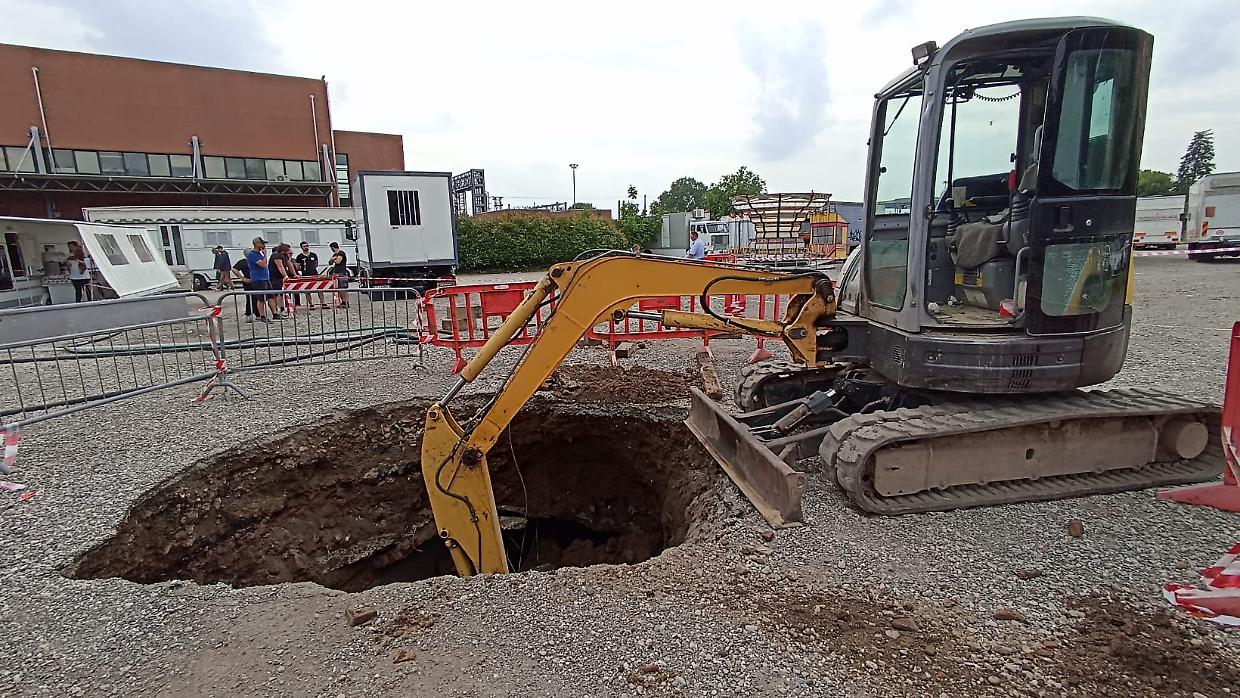 Errore durante l'installazione di una giostra del luna park e si apre una voragine di fronte alla stazione