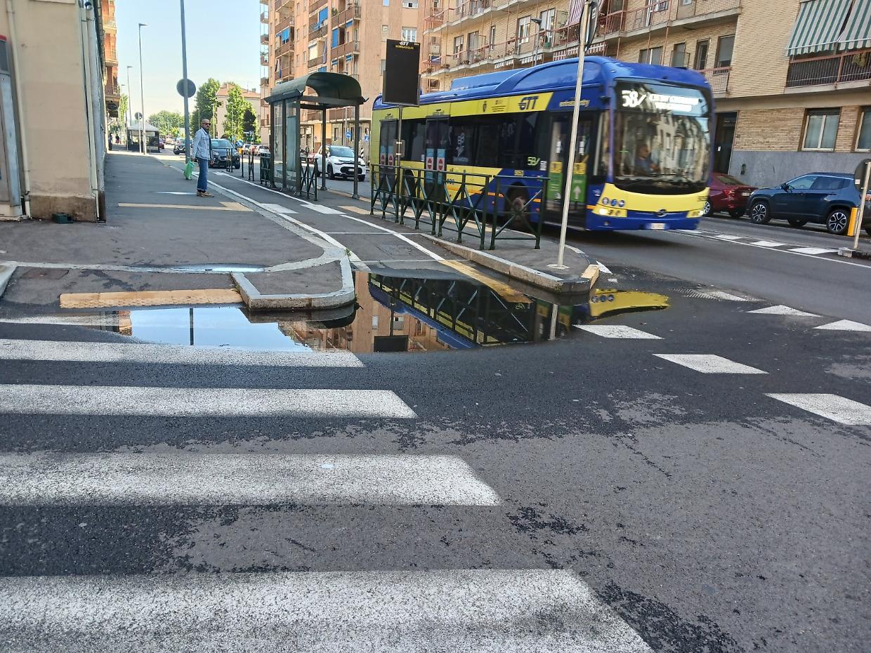 L'incrocio diventa un lago quando piove