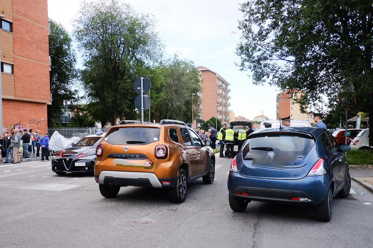 Investita e uccisa sotto gli occhi del marito 