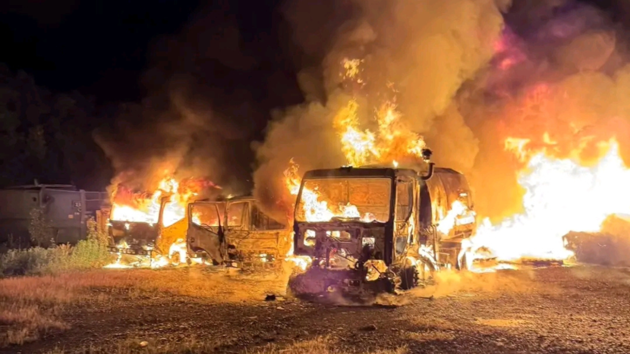 Grosso incendio al deposito Acsel: distrutti automezzi e cassonetti