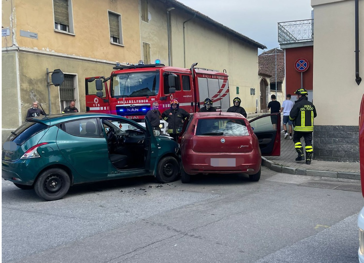 Scontro all'incrocio tra due auto, ferite due persone