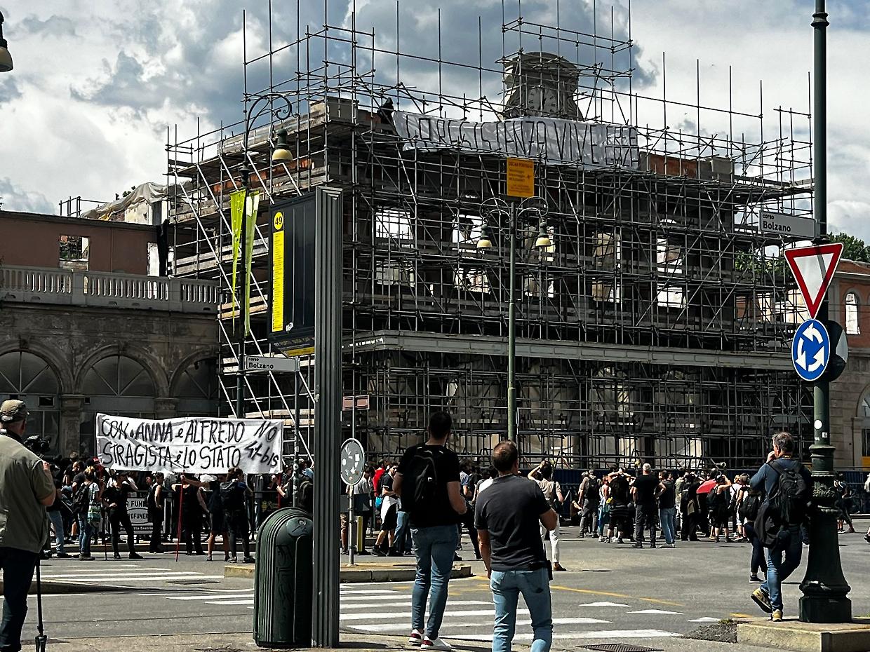 Anarchici in corteo a Torino: centro bloccato e striscioni appesi sul ponteggio di Porta Susa