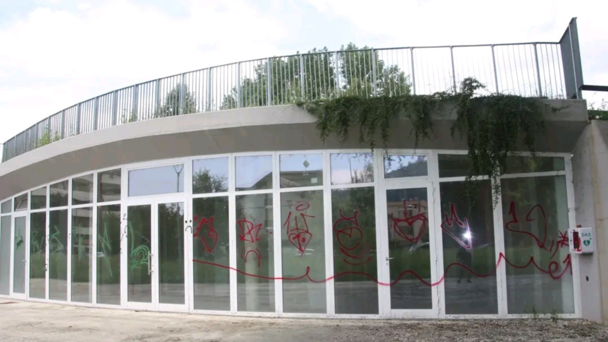 Vandali a San Mauro: quattro minorenni imbrattano la "Tartaruga" 