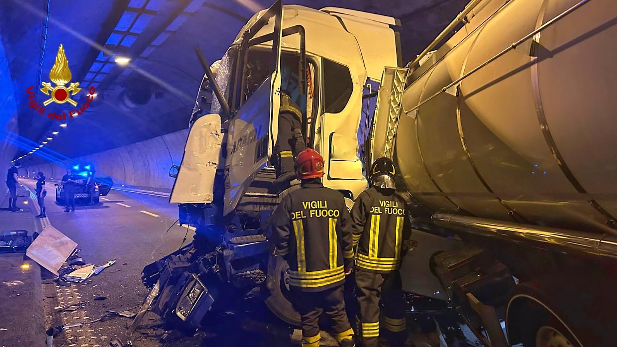 L'incidente del Tir nella nella galleria Cels. Sul posto i pompieri