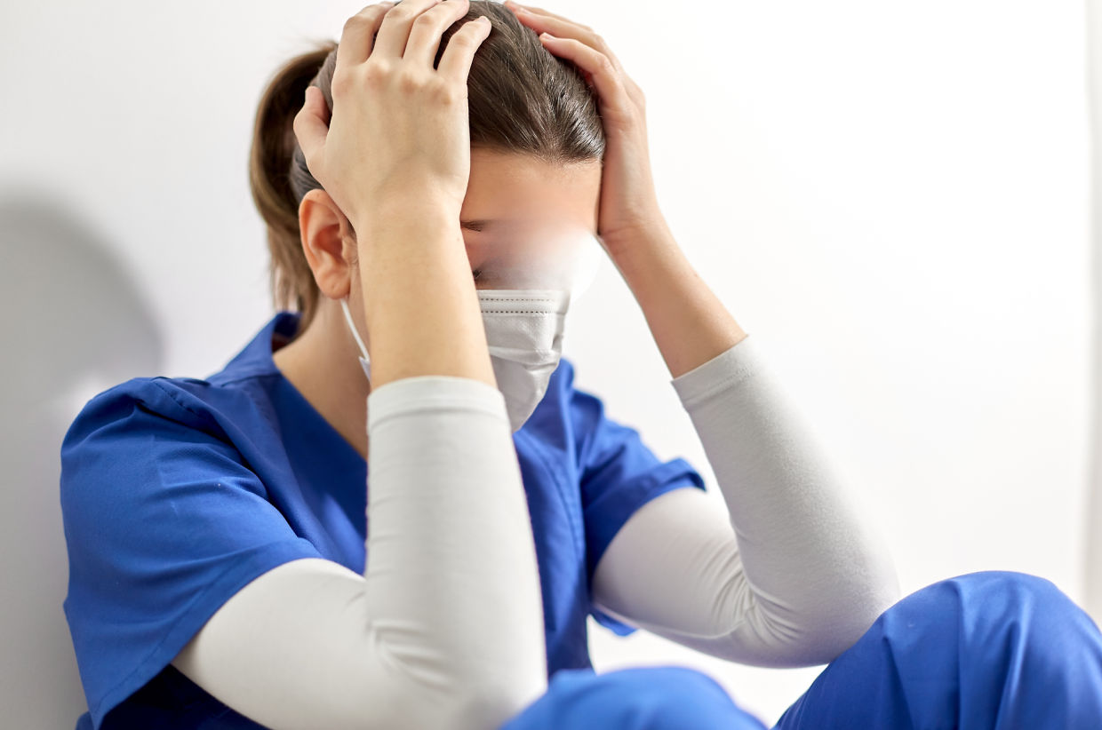 Infermiera sale all'ottavo piano e tenta di buttarsi: salvata all'ultimo dai poliziotti