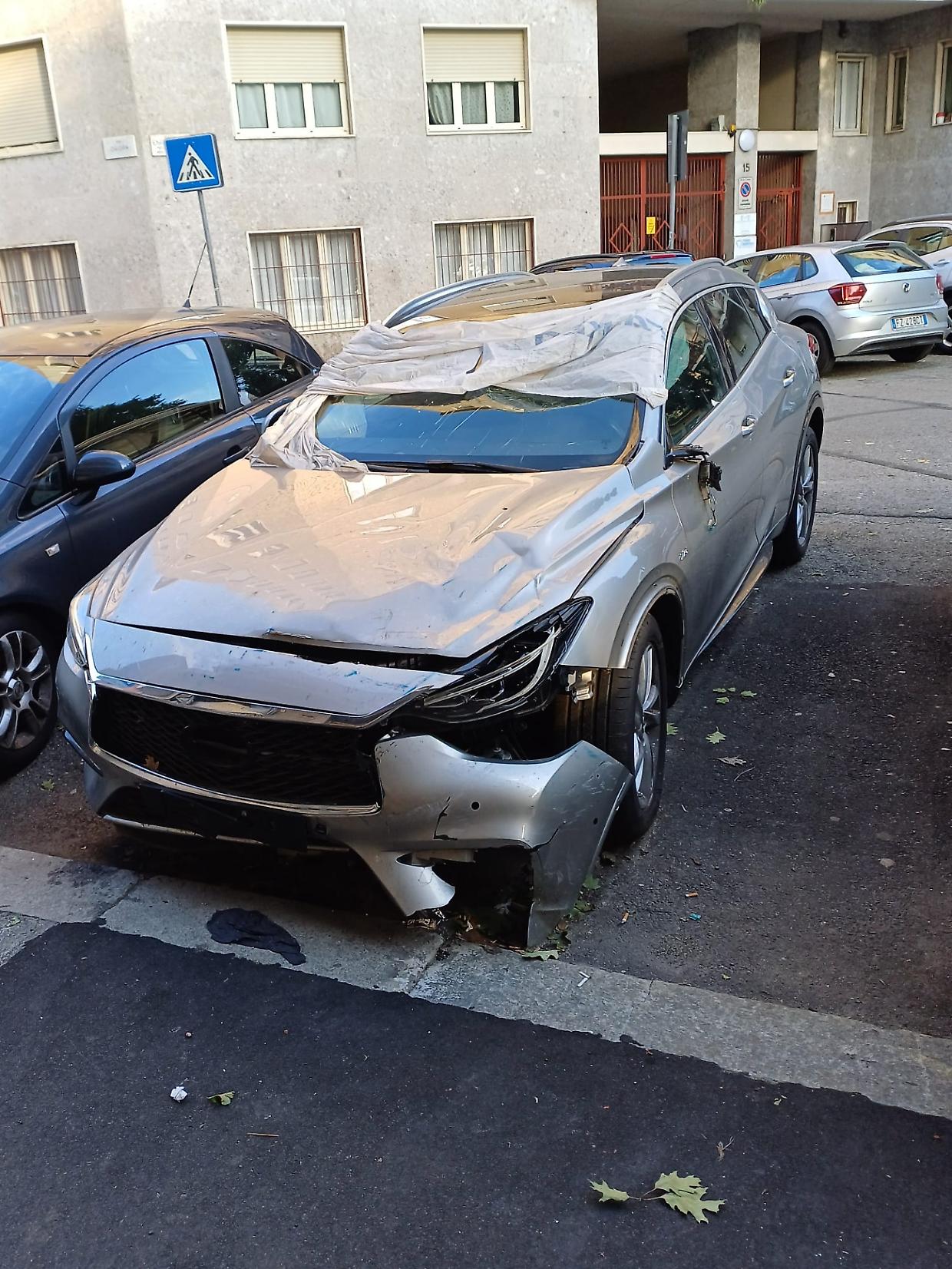 Auto distrutta abbandonata a Vanchiglietta: "Tra poco prende la residenza qui"