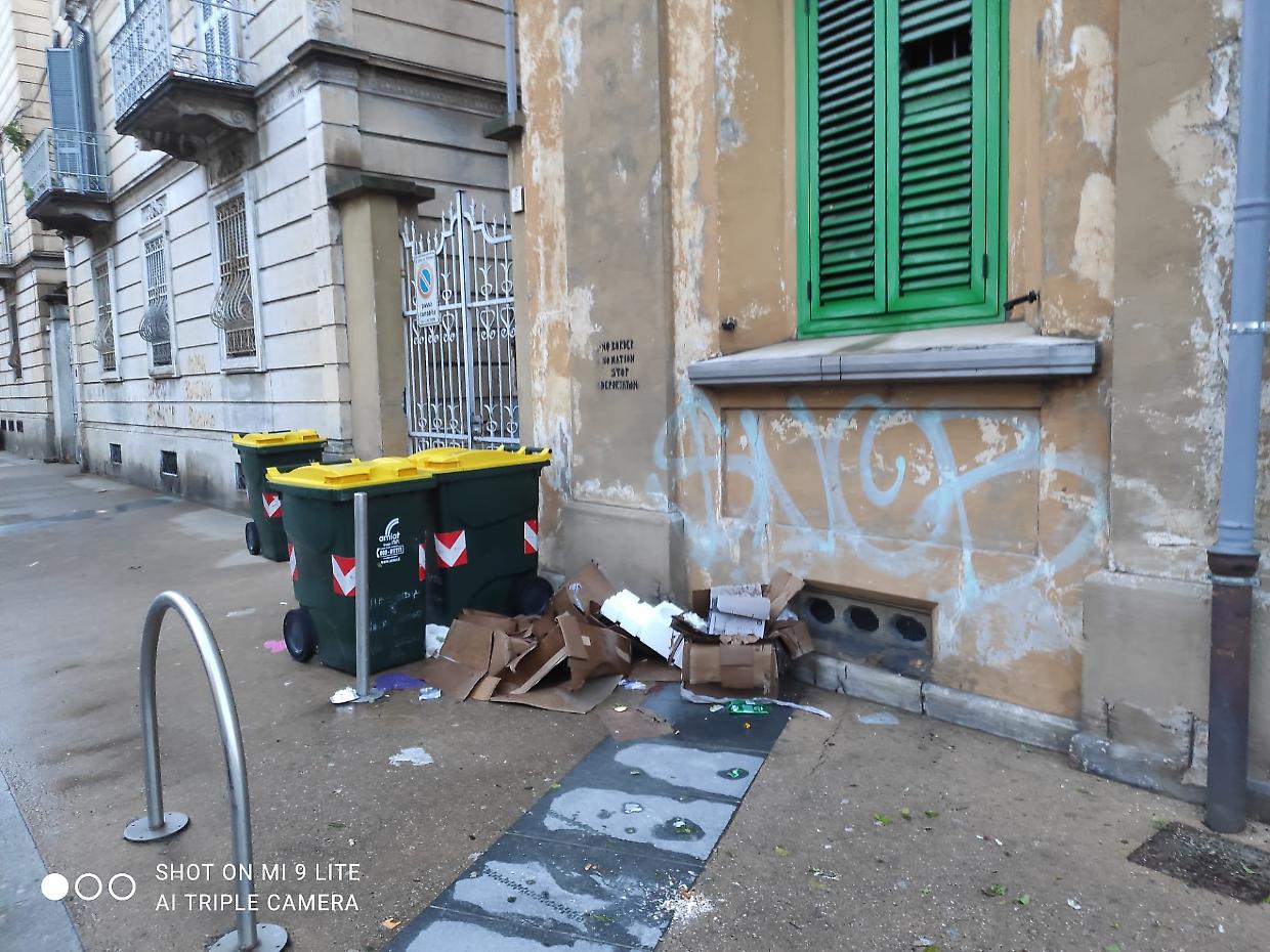 Emergenza degrado urbano in via Foroni: rifiuti abbandonati e disagi quotidiani