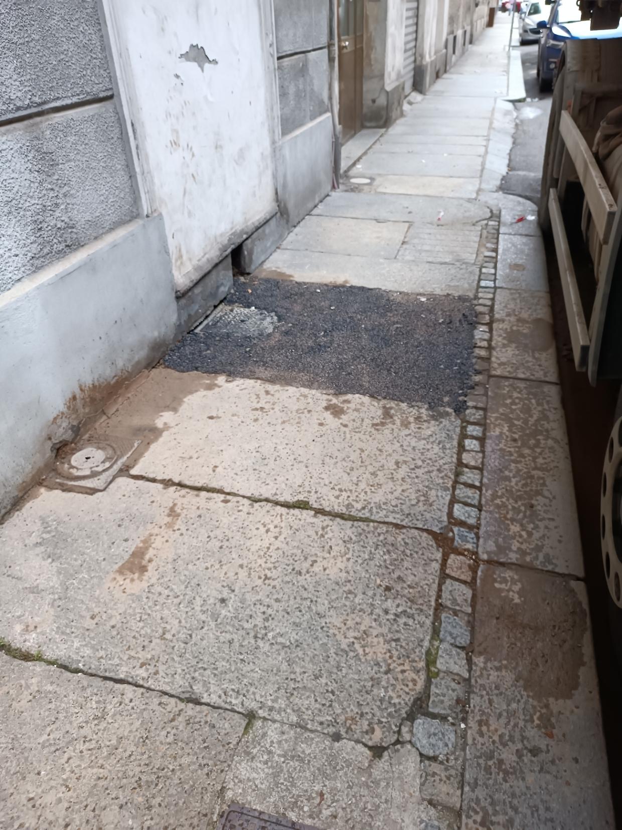 Maldestra riparazione in via Banfo: "Danneggiato marciapiede storico"