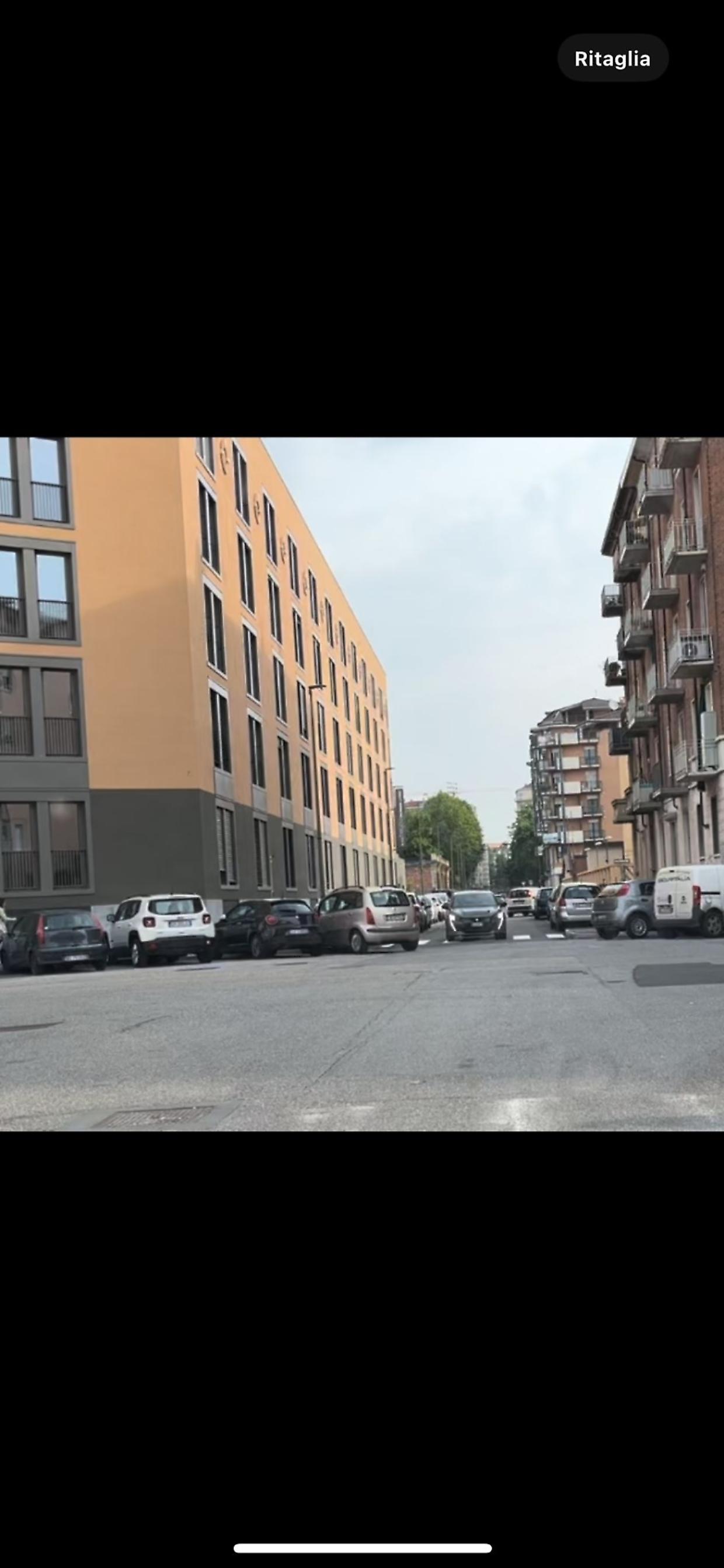 Parcheggio selvaggio all'incrocio di via Moretta e via Cesana: la denuncia di Valeria