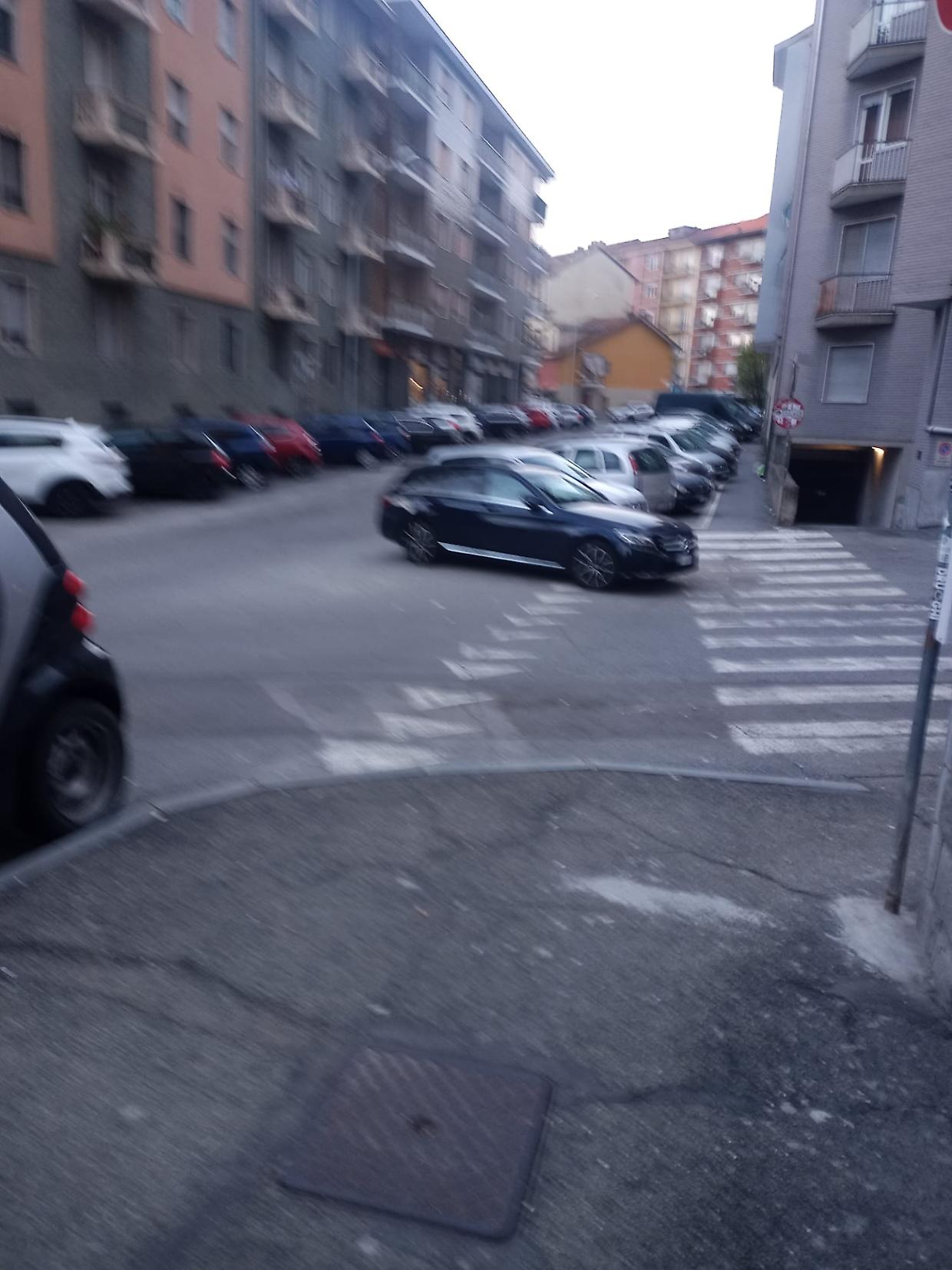 Parcheggi selvaggi a Moncalieri: auto abbandonate senza rispetto per le regole 