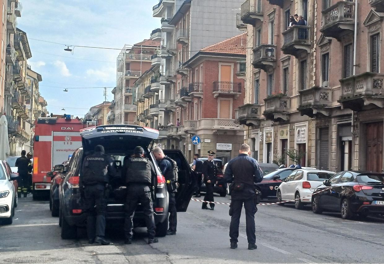 Uomo armato e asserragliato in casa, i carabinieri chiudono la strada: cosa sta succedendo