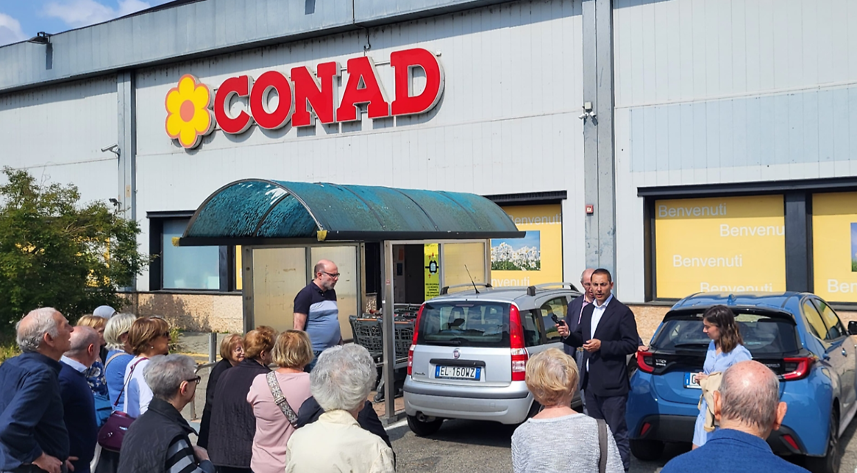 Nel quartiere chiude anche il Conad, residenti in strada per protesta
