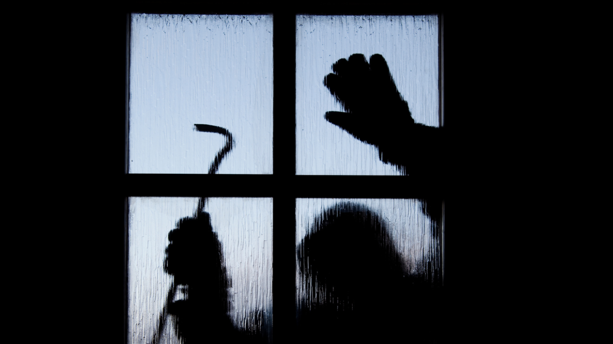 Entra dal balcone in pieno giorno: studentessa si ritrova con uno sconosciuto in casa a Torino