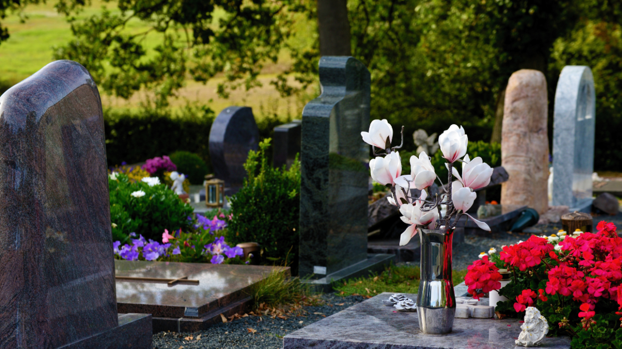 Furto al cimitero di Mattie