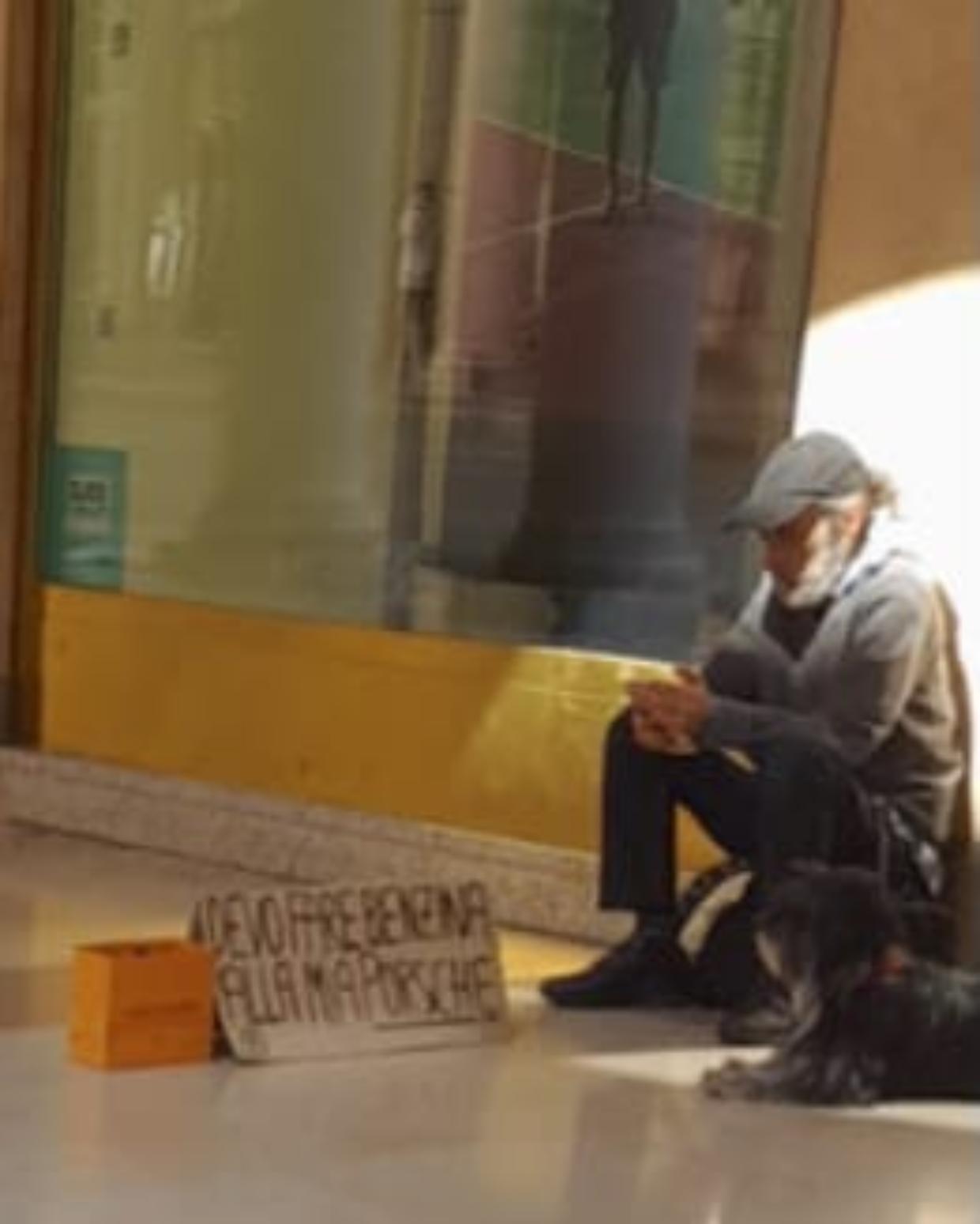 L'umanità dietro l'ironia: Il barbone di Via Roma e il cartello "devo fare benzina alla mia Porche"