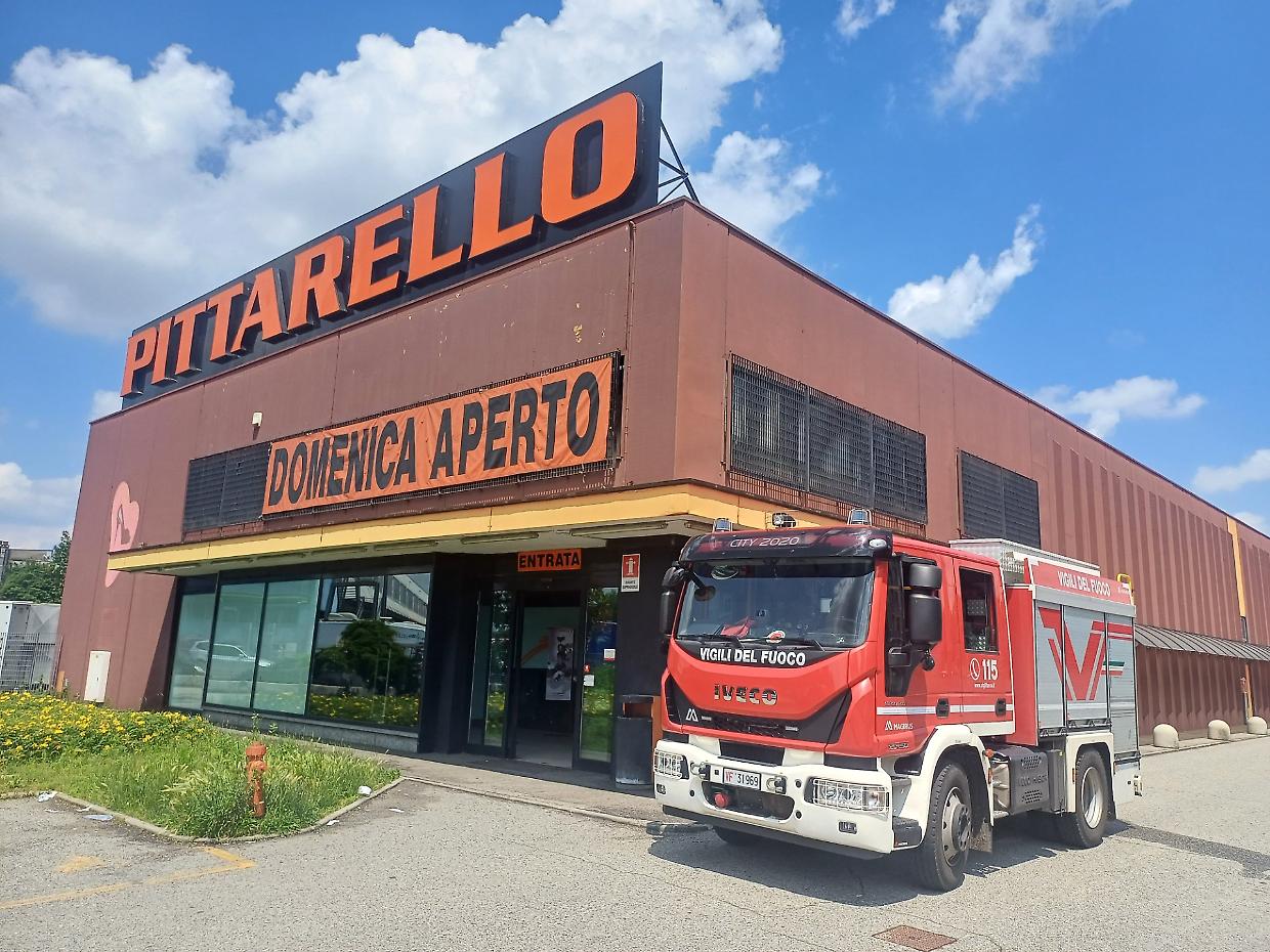 Paura da Pittarello: sul posto sono intervenuti, tra gli altri, i vigili del fuoco (foto Francesco Sordello)