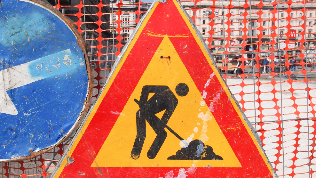 Tre uomini beccati a rubare tubi e materiali da un cantiere