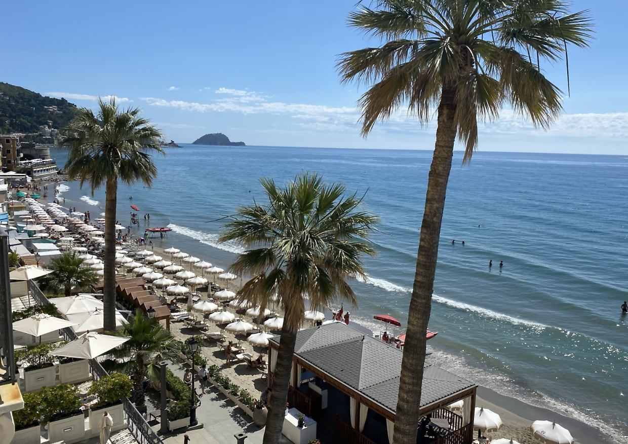 Un ombrellone in prima fila ad Alassio ad agosto costa quasi 400 euro a settimana