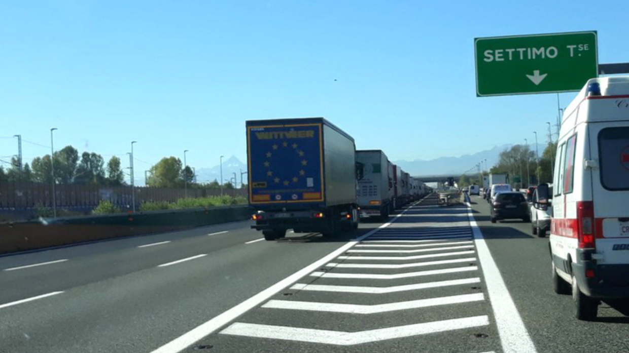 Interviene un carro attrezzi per un incidente sull'autostrada A4 ma l'uomo ha una patente falsa (immagine di repertorio)