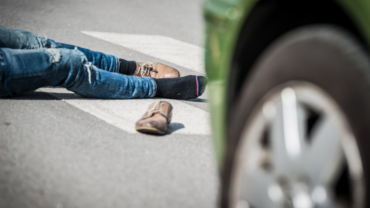 Donna investita: ha sbattuto la testa riportando un trauma cranico