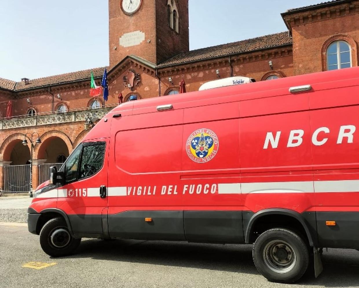 Apre il gas per far saltare in aria il palazzo: «Tanto tutti dobbiamo morire...»