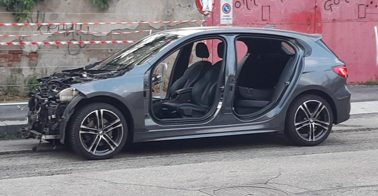 Ladri smontano la Bmw: rubati cruscotto, portiere e cofano
