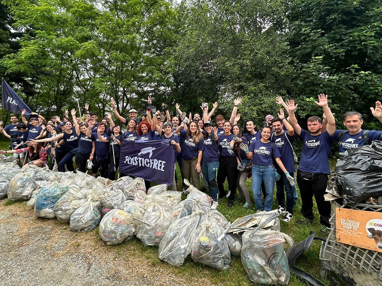 Volontari Plastic Free in azione al parco Stura