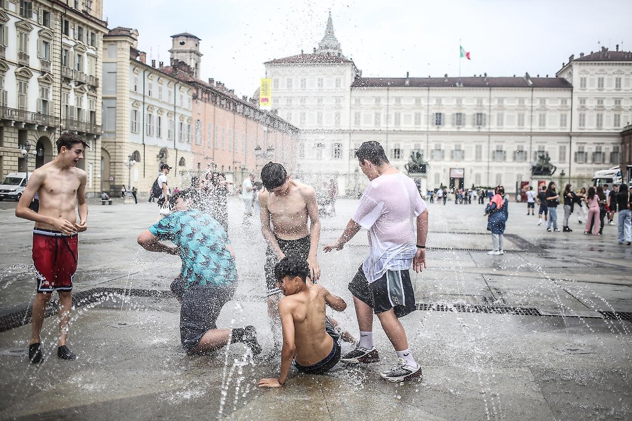 L’ultima campanella,poi la festa in piazza«La scuola è finita!»