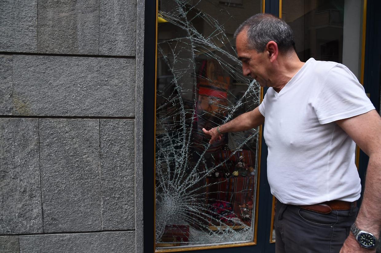 Luca Nicolotti, titolare della Belgravia, mostra la vetrina spaccata