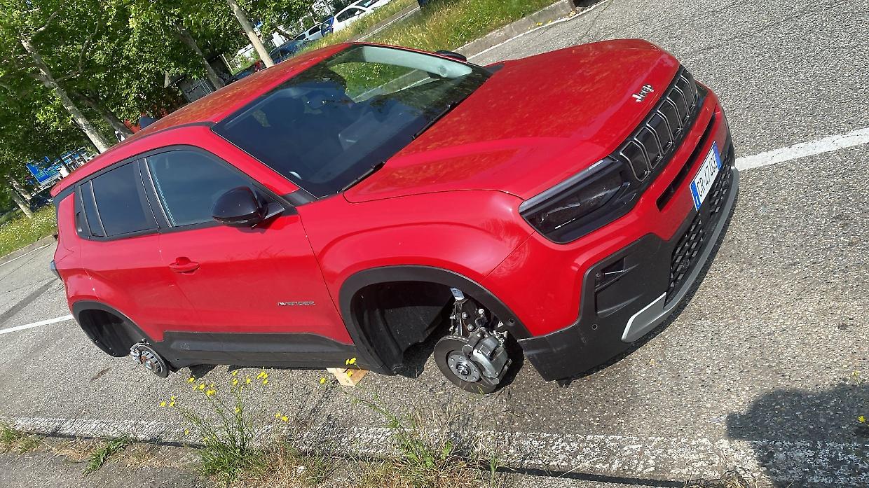 Ladri all'assalto di una Jeep Renegade