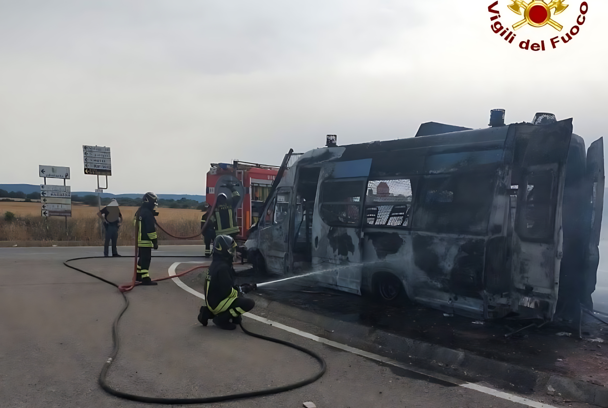Divorato dalle fiamme un furgone della polizia di Torino