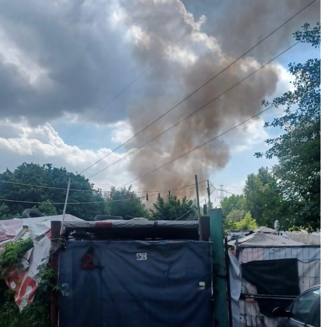 Un altro incendio tra le baracche, a fuoco cavi elettrici e immondizia