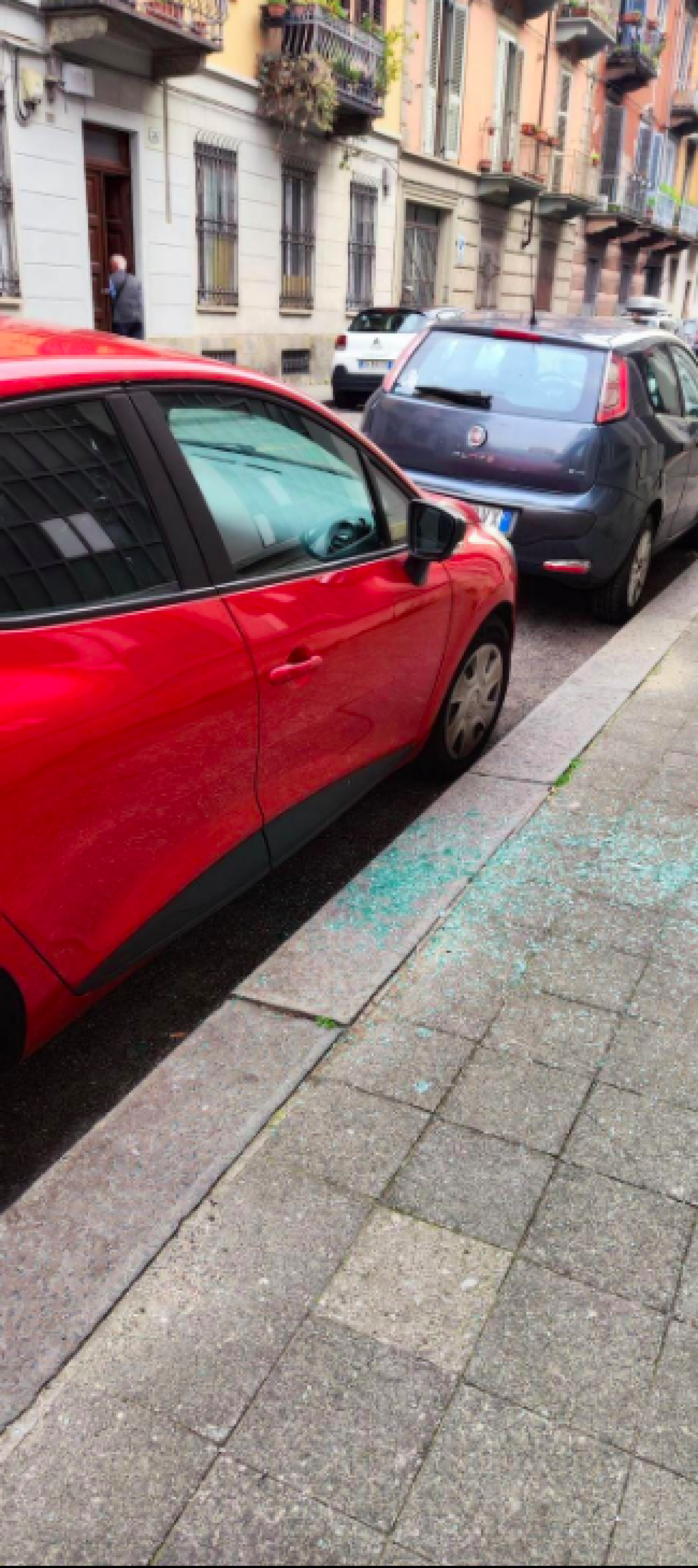 Barriera di Milano: "Quarantesima auto spaccata negli ultimi 2 mesi"