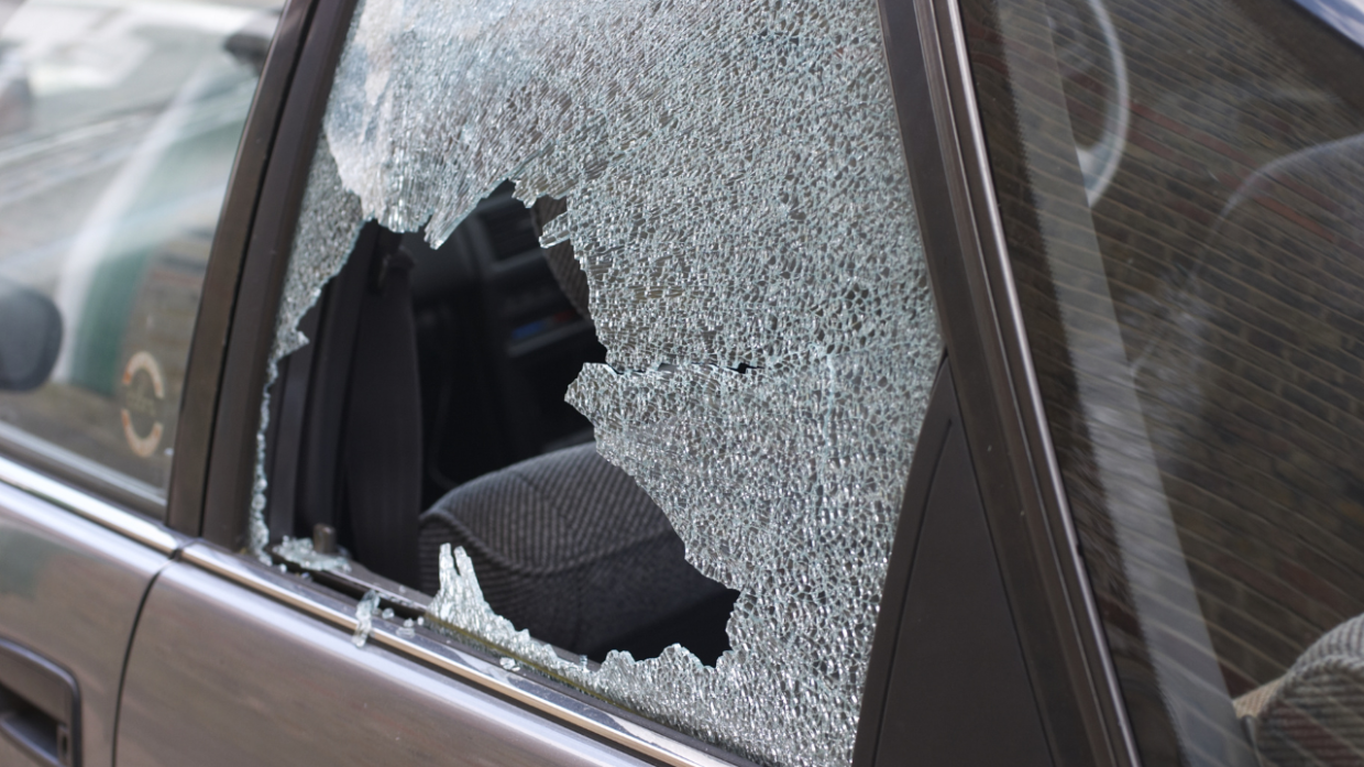 Raid contro le auto parcheggiate vicino alla stazione. Vetri in frantumi, preso il ladro