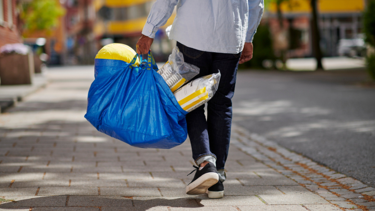 Dall'11 giugno 2009 a oggi, il centro commerciale alle porte di Torino ha accolto 40 milioni di clienti che hanno comprato 18 milioni delle iconiche borse blu