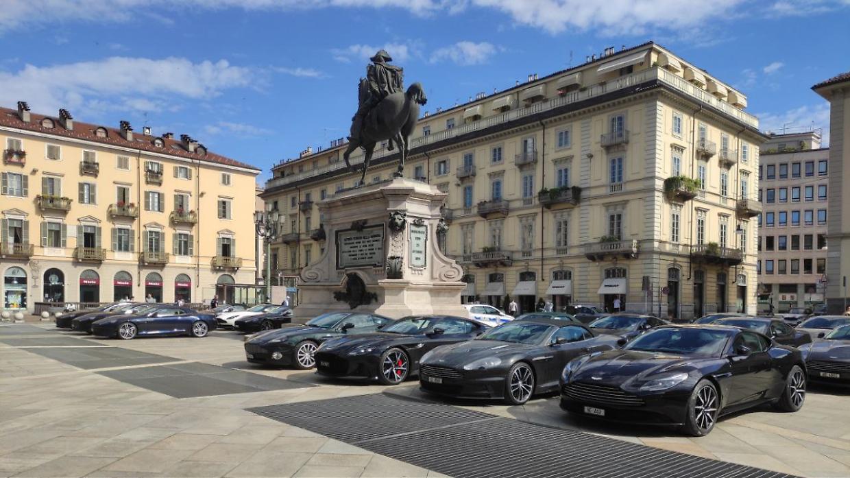 Piazza Bodoni si riempie di auto sportive: è tutto pronto per la "1000 Miglia"