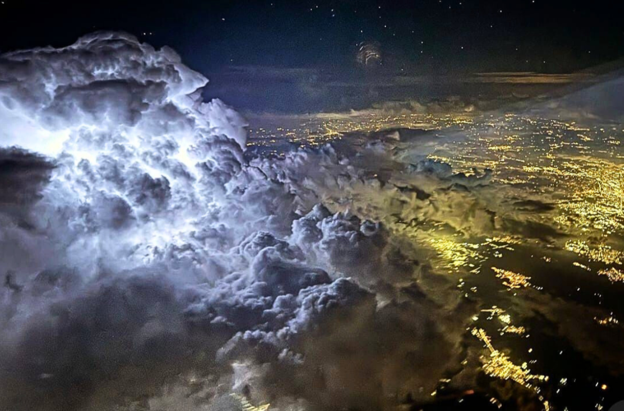 Il temporale su Torino: la straordinaria foto (dall'aereo) che conquista il web