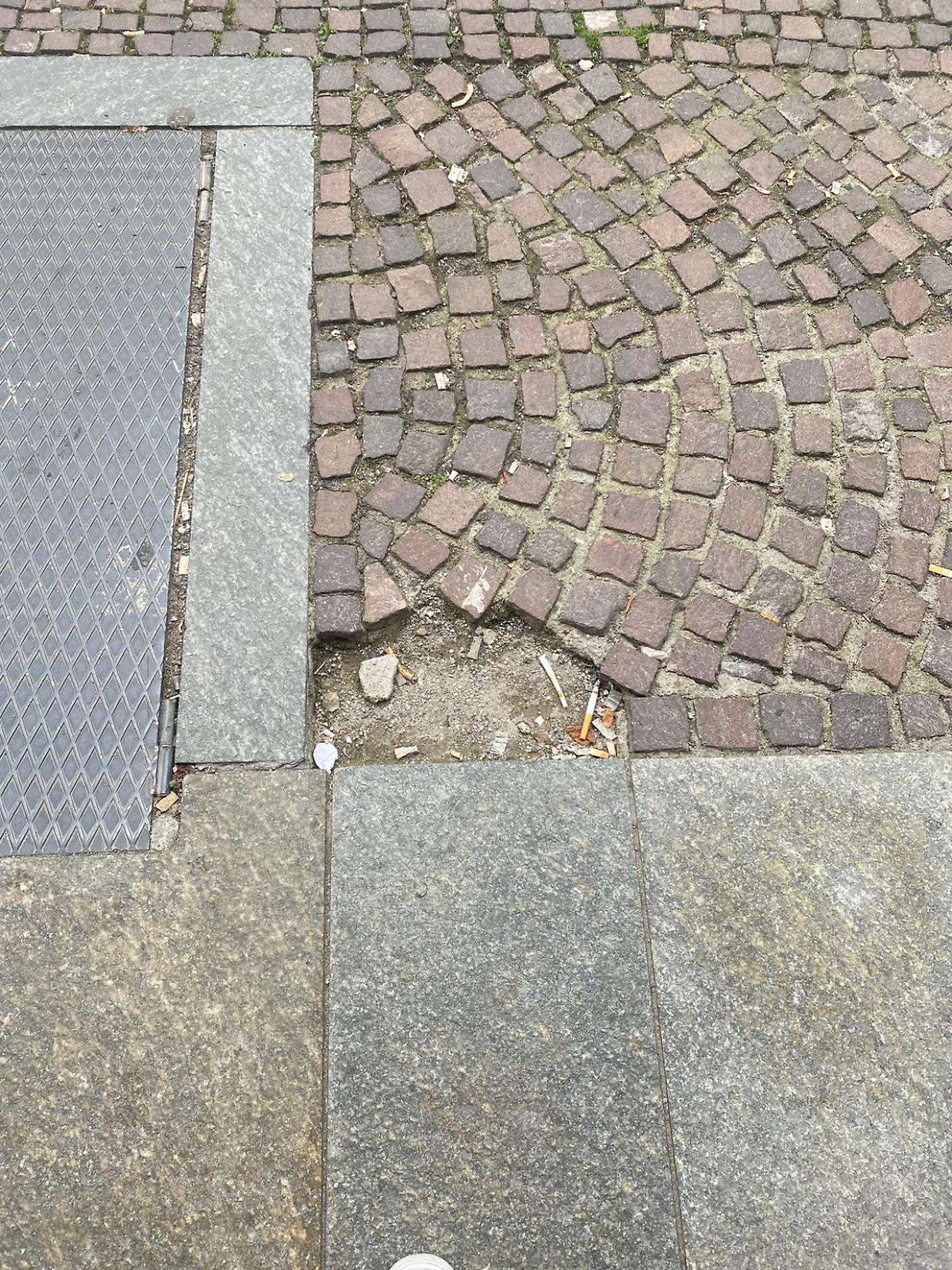 Sanpietrini pericolosi in pieno centro: "Le persone non vedono la buca e inciampano"