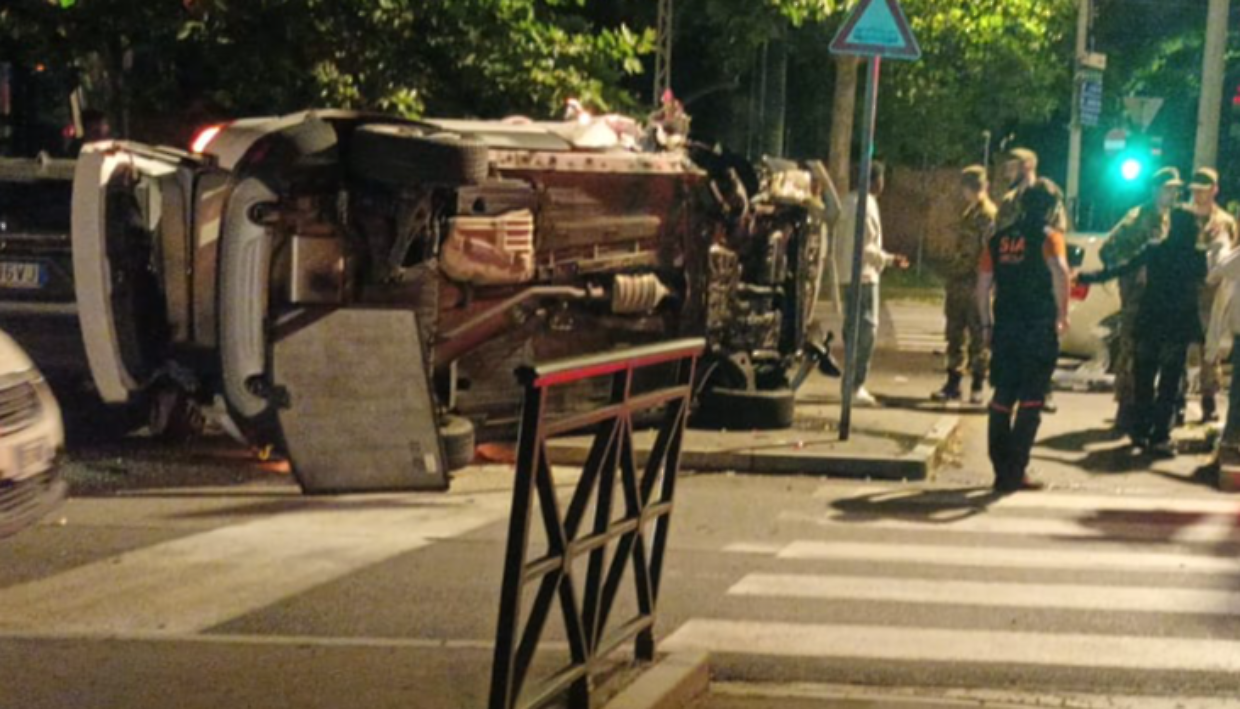 Terribile incidente nella notte, auto si ribalta all'incrocio