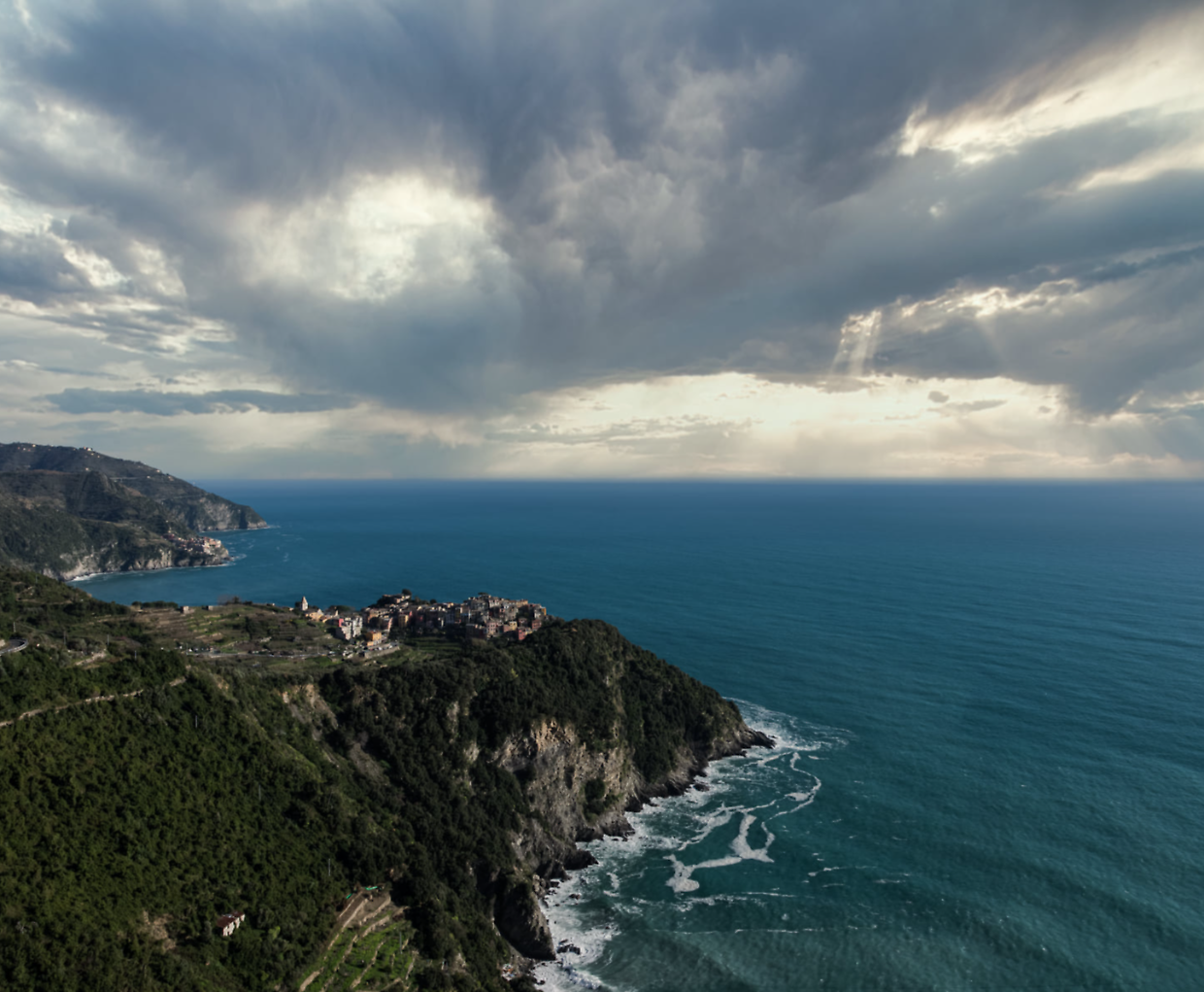 Muore travolto dalle onde a Corniglia, inutile l'intervento dei soccorritori