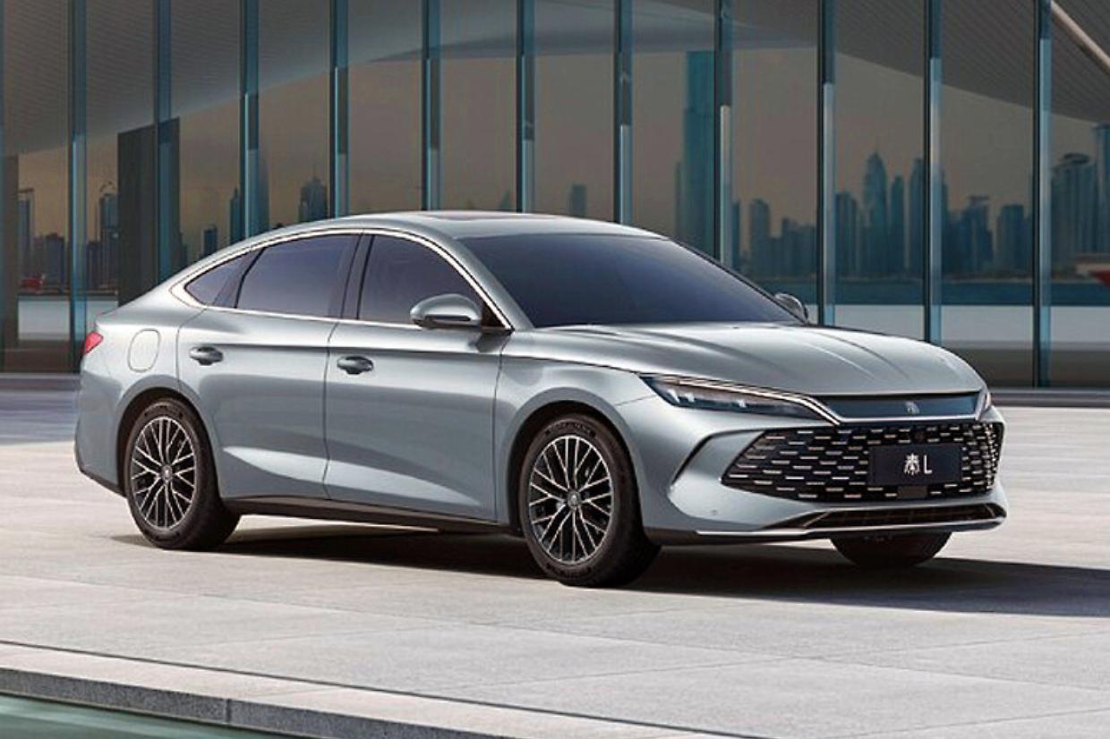 La berlina ibrida Qin L di BYD